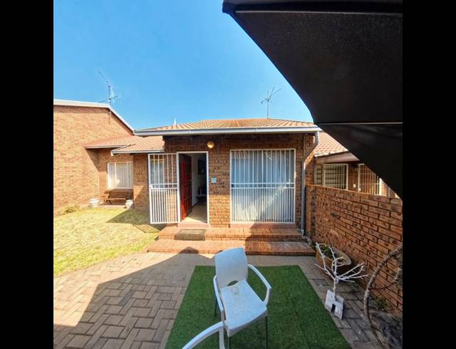 3 BEDROOM TOWNHOUSE FOR SALE IN BIRCH ACRES